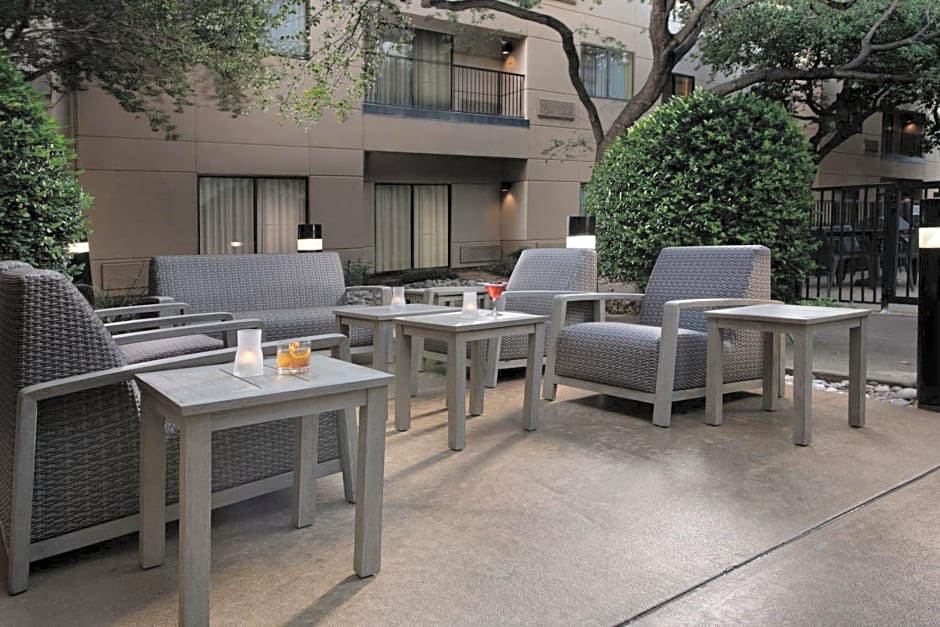 Home courtyard dallas8